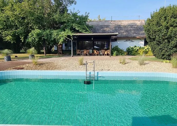 Feriehus Reethouse Nature - Pool Sauna Swimming Pond *